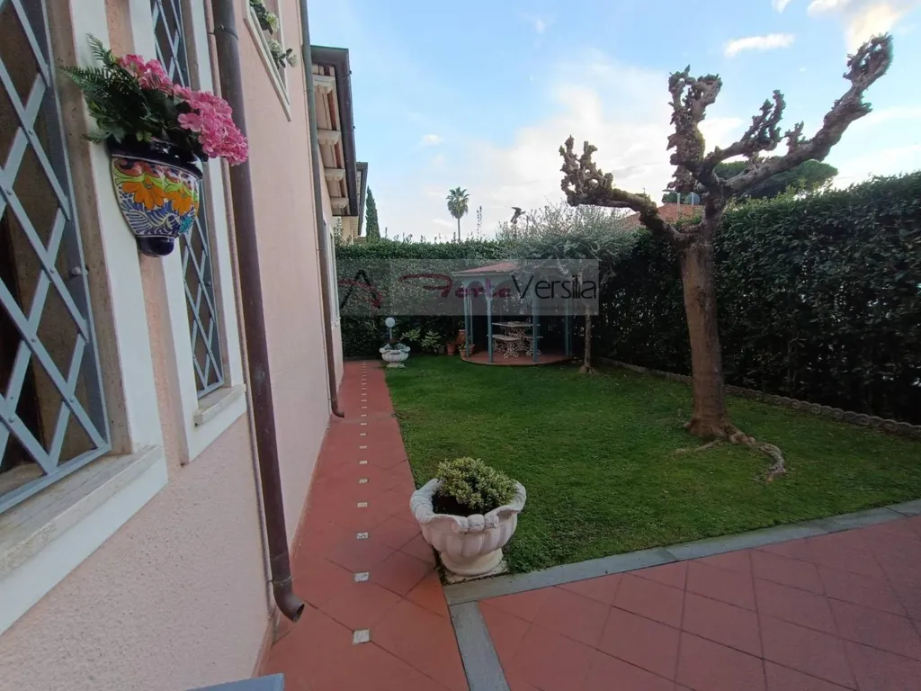 Aed - Central Villa with Garden in Forte Dei Marmi