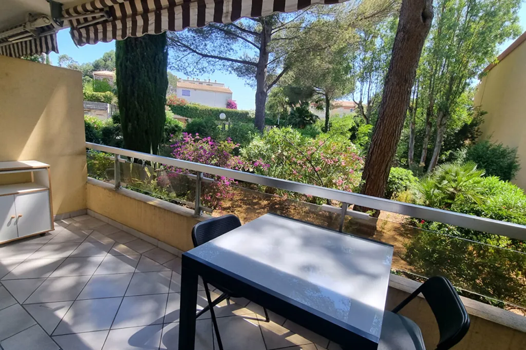 Terrasse - Appartement Refait à Neuf avec Terrasse à Saint-Raphaël