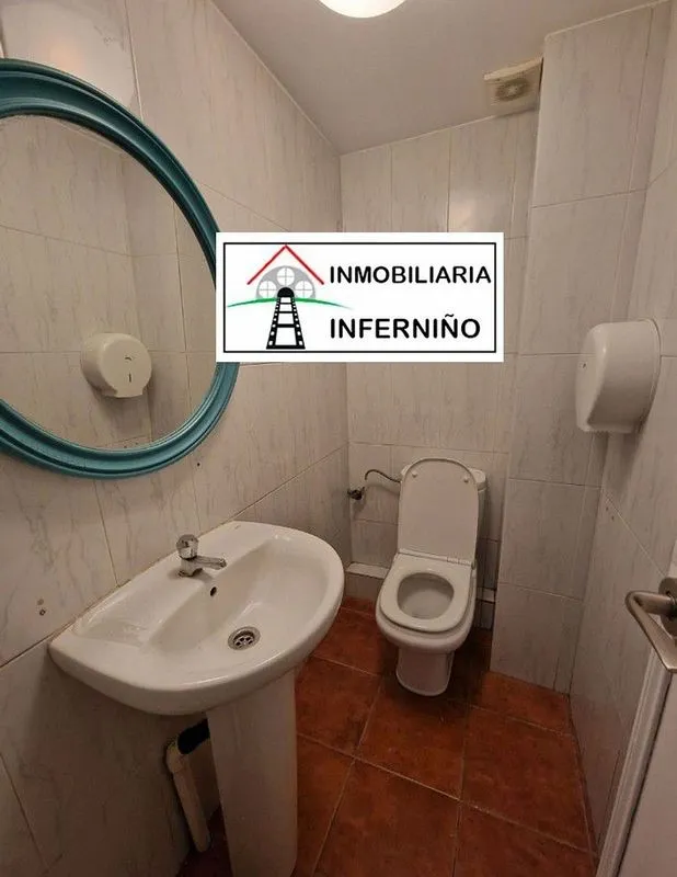 Baños - Casa con terraza y local comercial en Piñeiros