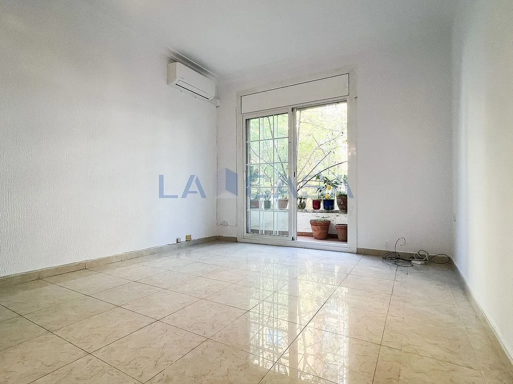 Toad - Flat with Balcony in Camp del Arpa, Barcelona