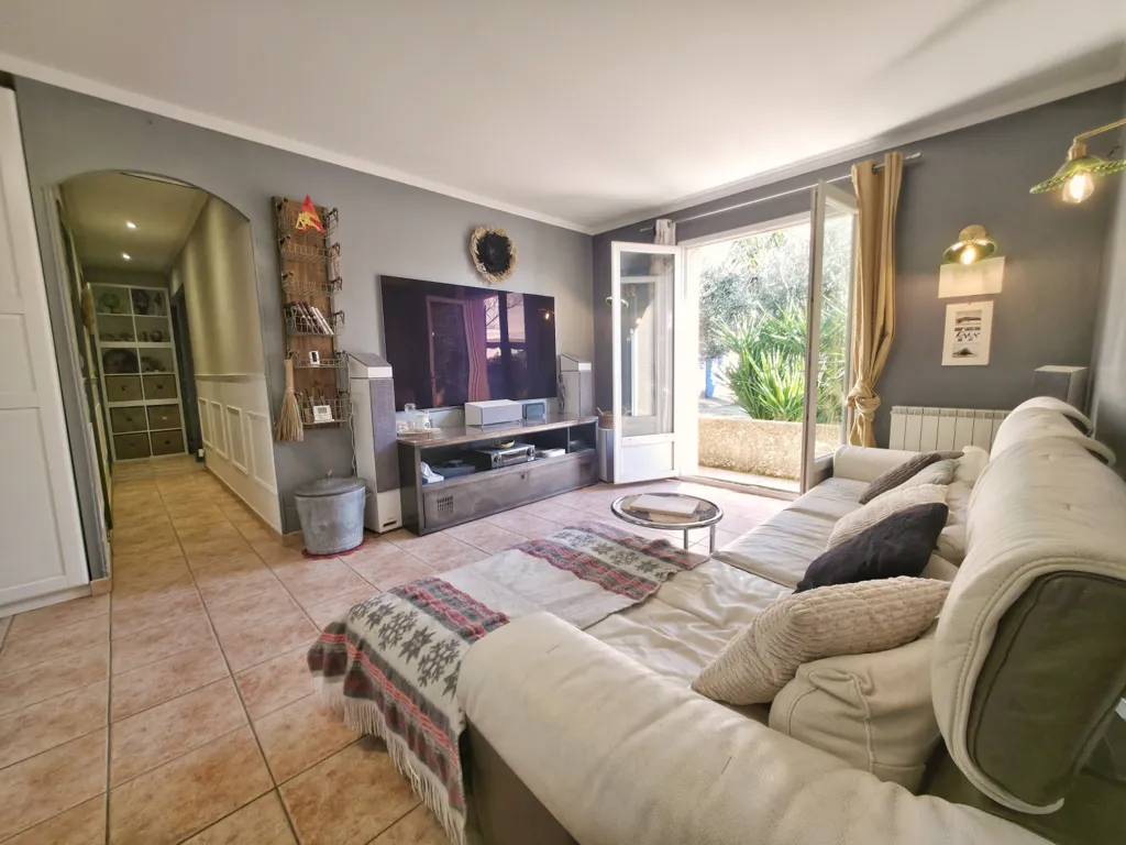 Séjour - Maison avec Jardin et Grand Garage à Beaucaire
