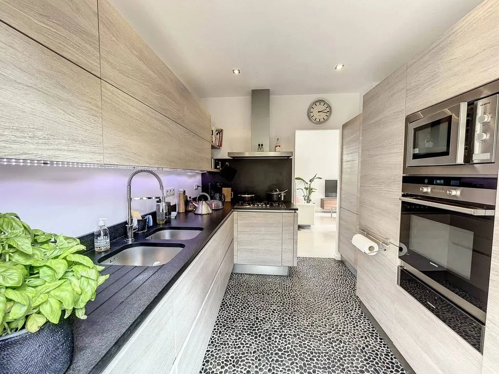 Cuisine - Villa Luxueuse avec Piscine à Antibes