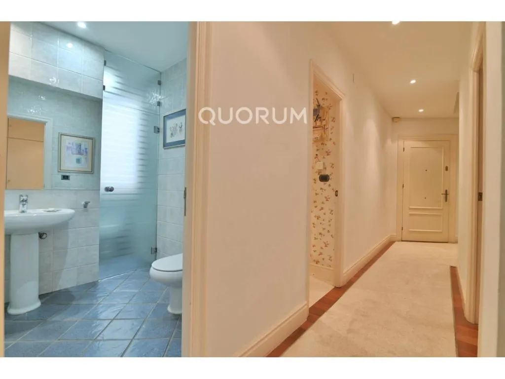 Salles de bain - Señorial Flat with Park Views in Abando, Bilbao