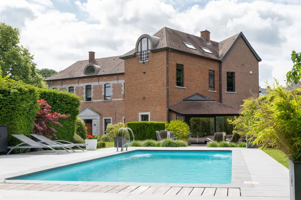 Bassein - Elegant Villa with Pool in Nivelles