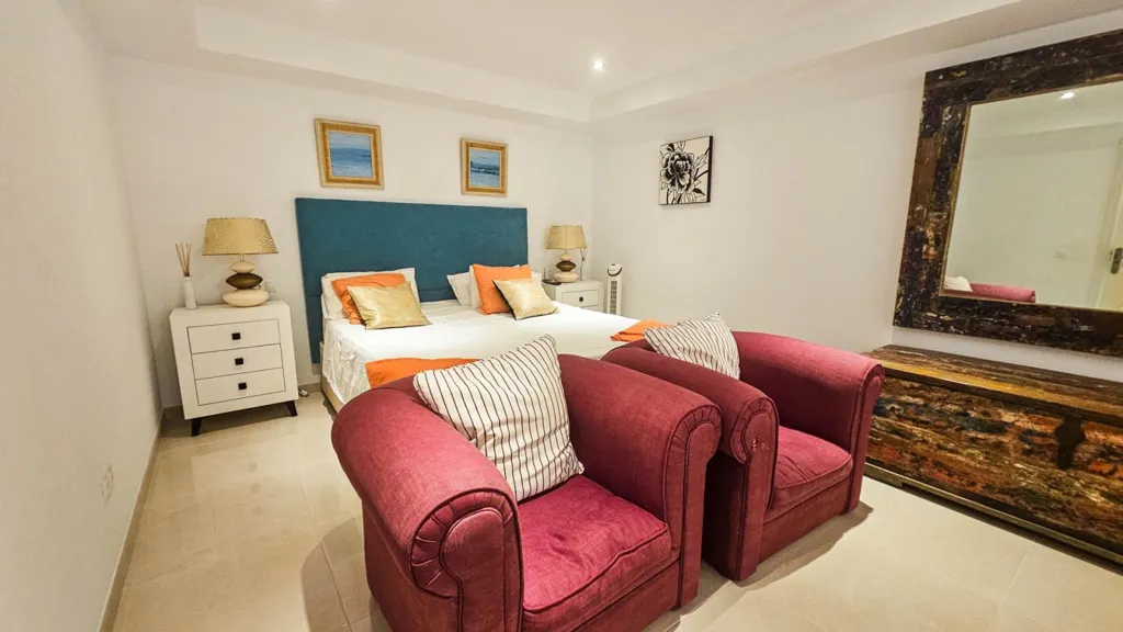Chambres - Refurbished Semi-Detached with Pool in La Duquesa