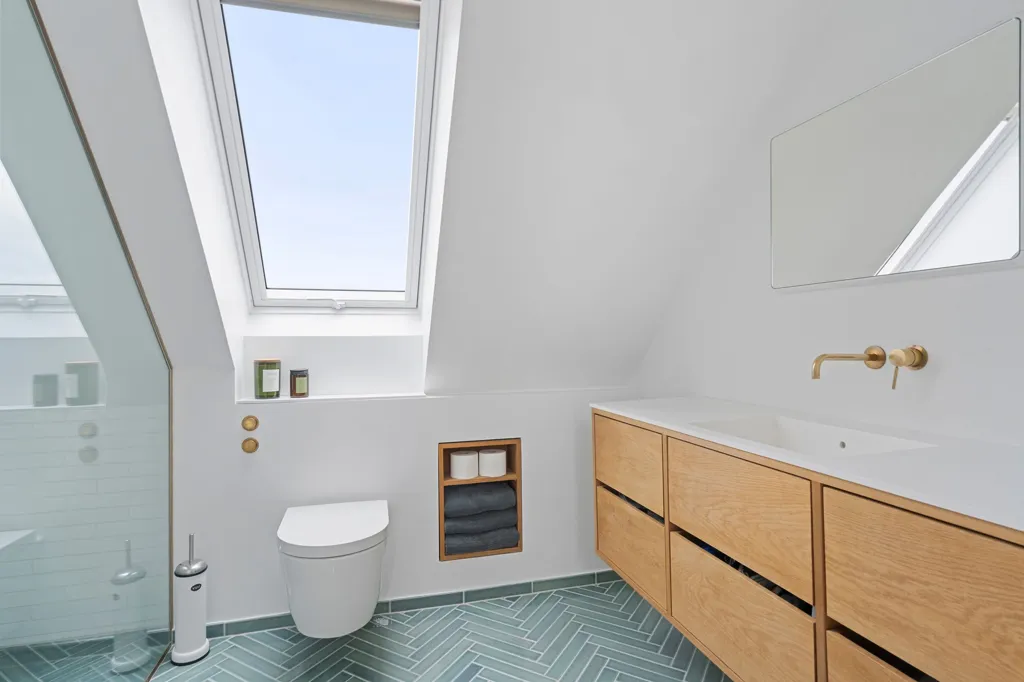 Salles de bain - 1930s Cottage with Sea View in Søvang