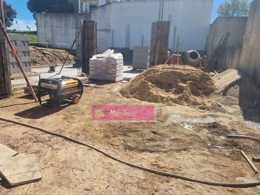 Aed - Luxury T4 House Under Construction in Casal Vidigal