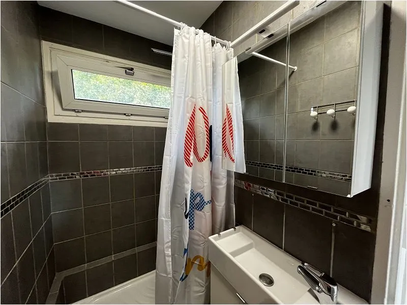 Salles de bain - Appartement Traversant avec Vue Dégagée à Tourcoing