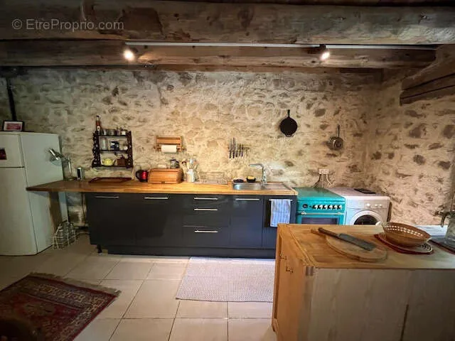 Köök - Rustic Stone House near Ambert