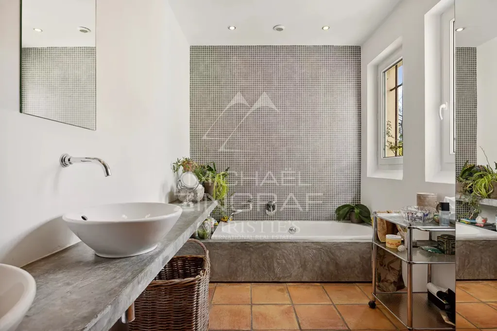 Salles de bain - Bastide Conçue par Architecte avec Jardins Paysagés