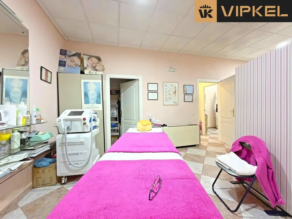 Magamistoad - Commercial Space with Eye-Catching Windows in Toledo