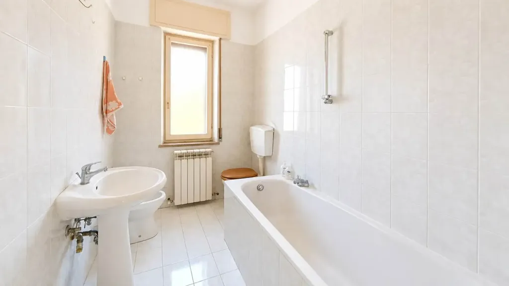 Salles de bain - Spacious Apartment to Modernise in Trieste