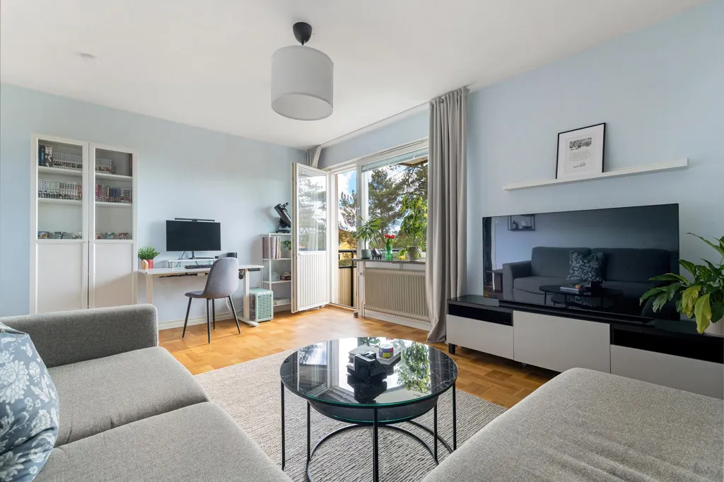 Séjour - Corner Flat with South-West Balcony in Tullinge