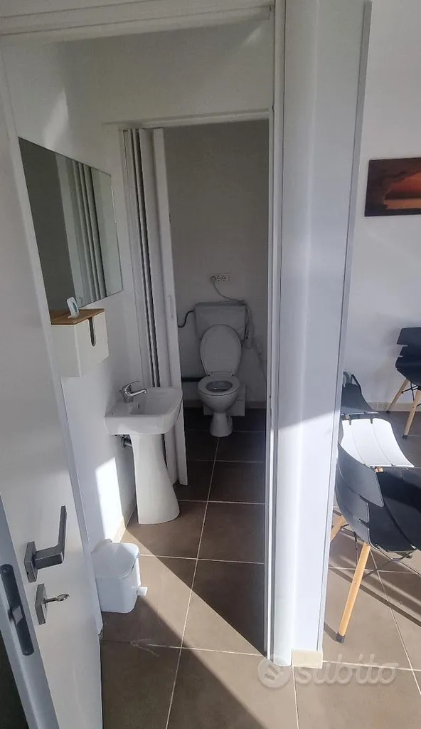 Bagni - Studio medico ristrutturato con parcheggio a Piazza del Tribunale