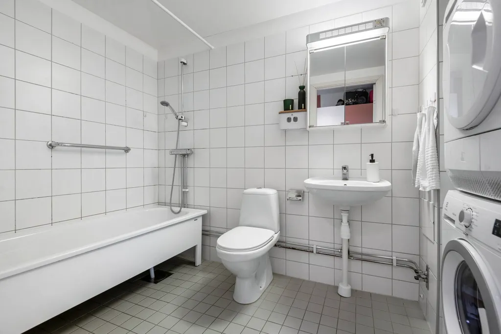 Bathrooms - Apartment with Balcony in Hässelby Gård
