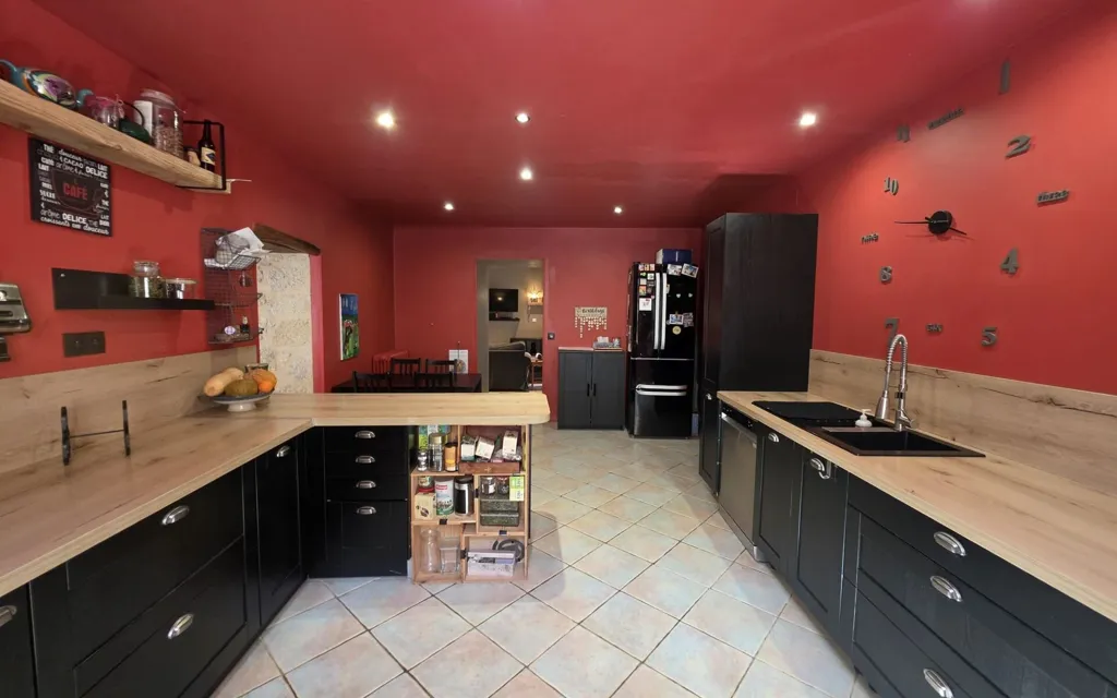 Cuisine - Maison en Pierre Rénovée avec Piscine à Blasimon
