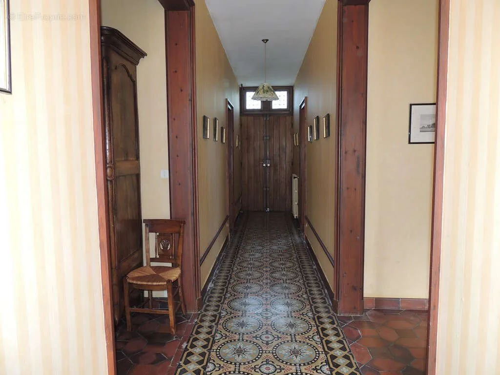Esik - Character House with River View in Saint Savinien