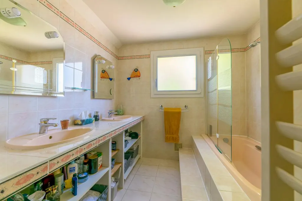 Salles de bain - Maison de 9 Pièces avec Jardin et Piscine à Bourgueil