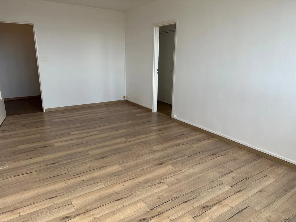Rooms - 3-Bedroom Apartment with Panoramic View in Le Mans