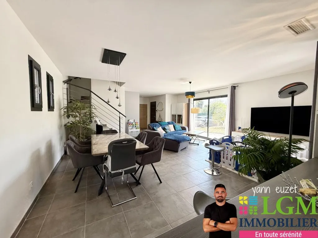 Living Room - Contemporary House with Pool in Boisseron