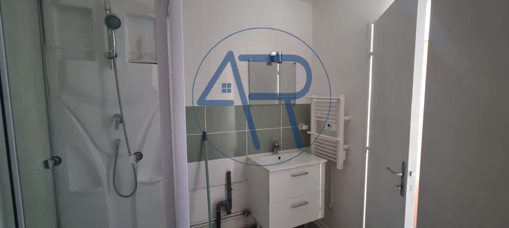Salles de bain - Studio Meublé au Deuxième Étage à Brioude