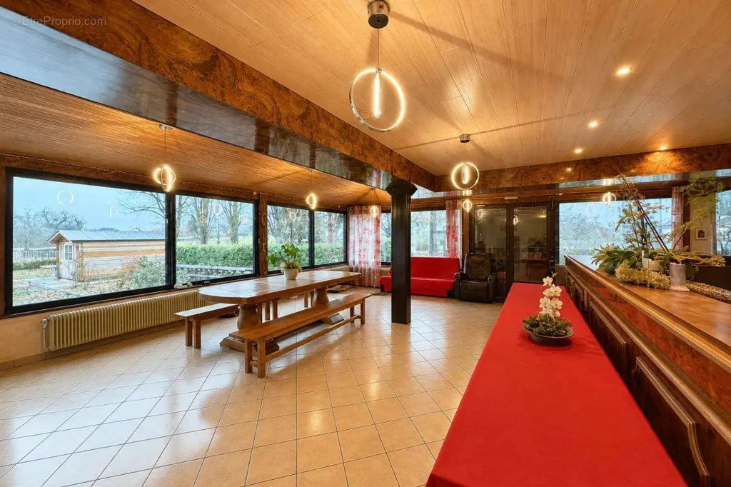 Salle à manger - Propriété de 10 Pièces avec Vue Montagne à Les Abrets