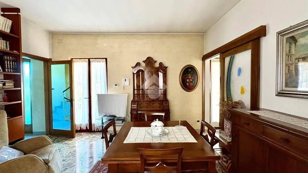 Salle à manger - Central Bifamily Villa with Terrace in Adro