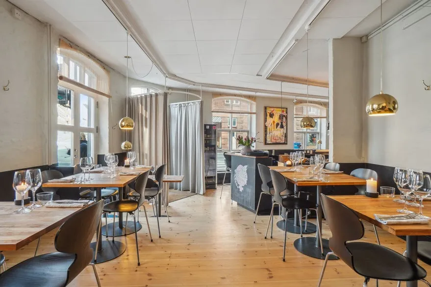 Salle à manger - Established Restaurant with Michelin History near Vesterbro Torv