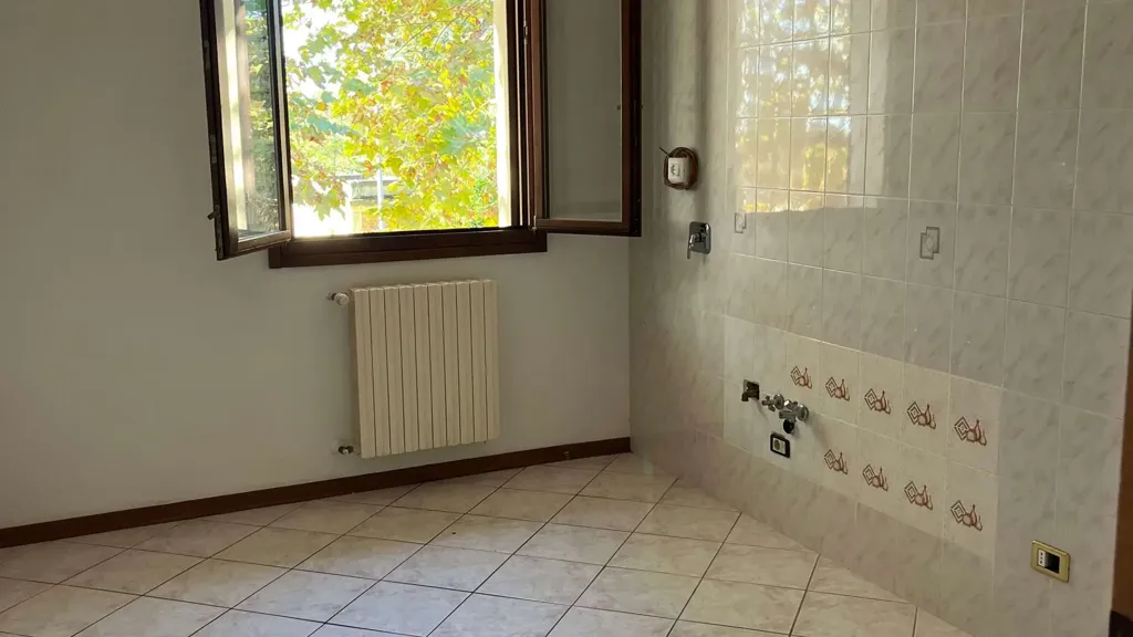 Bathrooms - House with Restaurant Space in Massa Lombarda