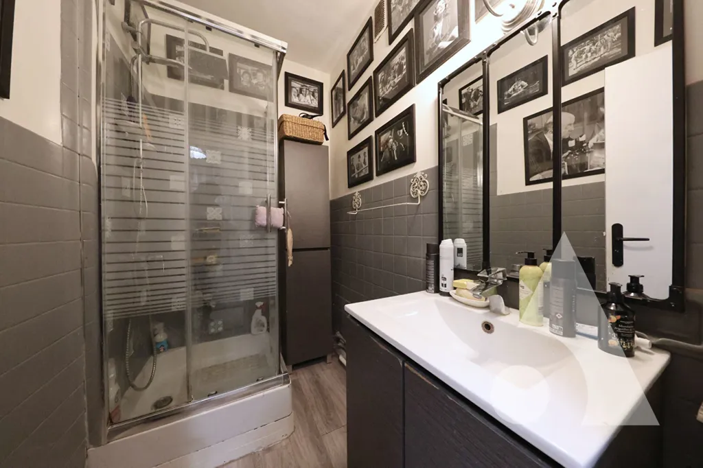 Bathrooms - Spacious Flat with Balcony in Evry Village