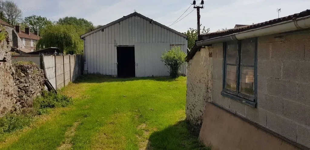 Aed - Ärihoone asukohas Fontenay-Tresigny