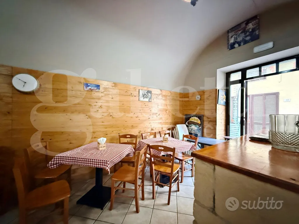 Salle à manger - Commercial Unit with High Footfall in Angri Centre