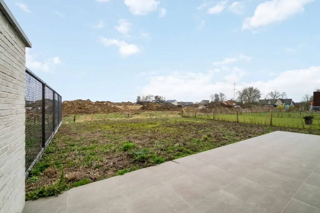 Jardin - Nouvelle Construction Semi-ouverte avec Terrasse à Hooglede