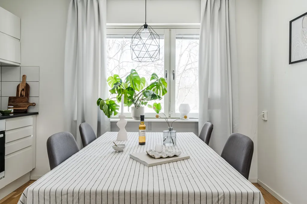 Söögituba - Modernised Apartment with West-Facing Balcony in Skellefteå