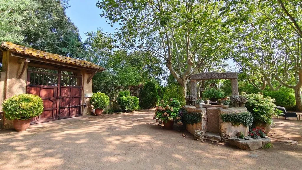 Jardin - Modernist Farmhouse with Pool in Llagostera
