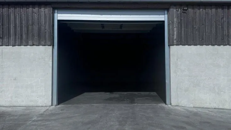 Warehouse with Parking near E420, 11,500m²
