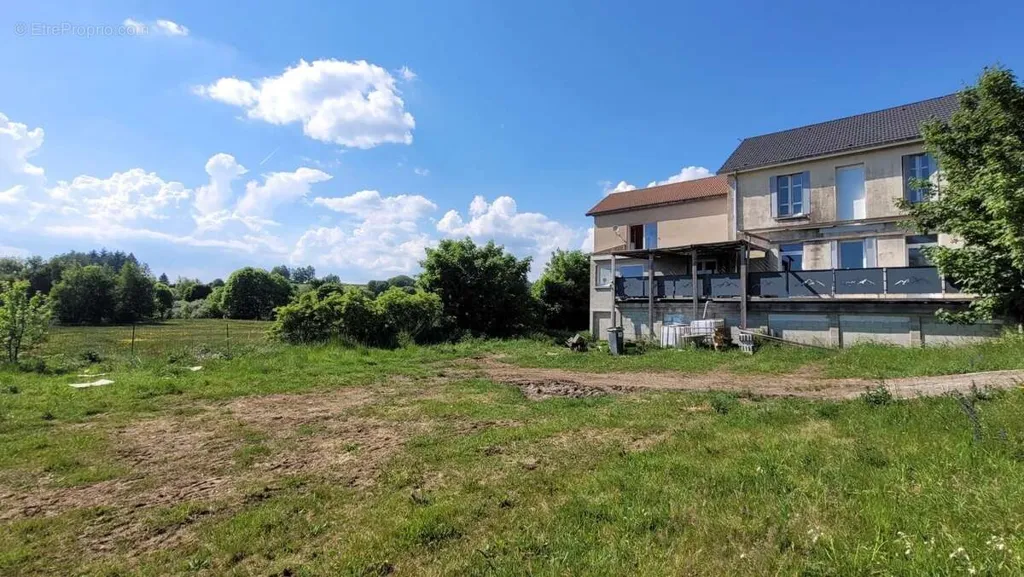 Välivaade - House with Commercial Space in Saint-Agrève