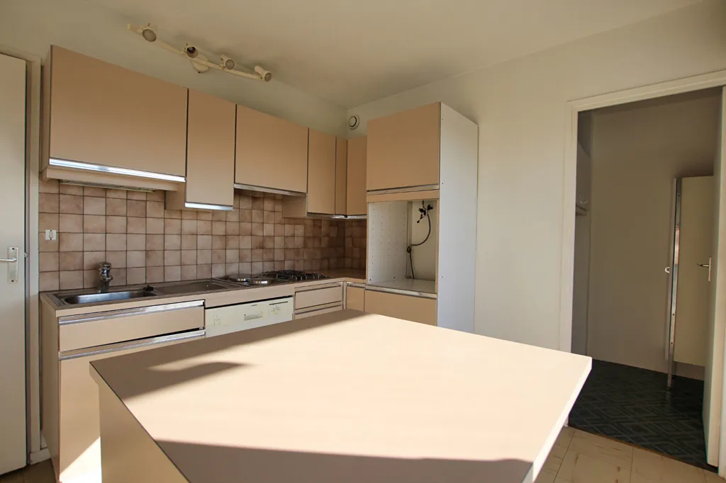 Cuisine - Appartement T4 avec Balcon à Saint-Priest