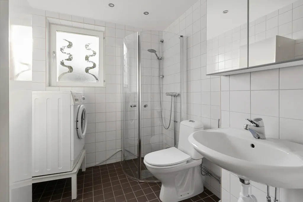 Salles de bain - Corner Flat with West-Facing Balcony in Norra Ängby