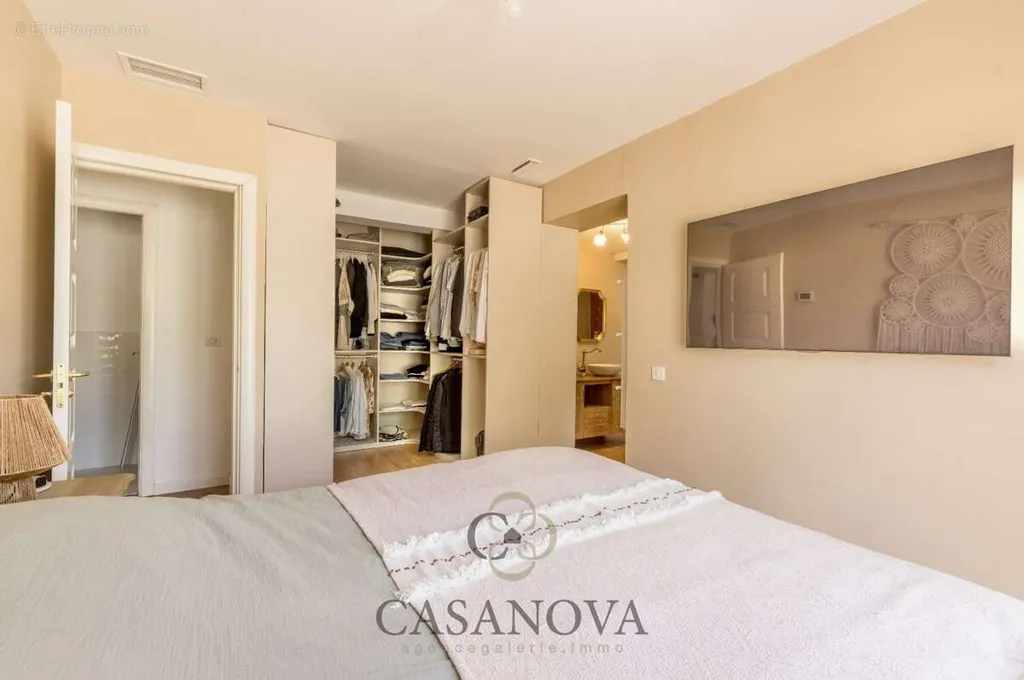 Bedrooms - Villa with Pool and Jacuzzi in Residential Area
