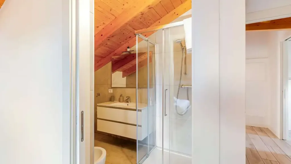 Salles de bain - Mansard Apartment with Lake View in Menaggio