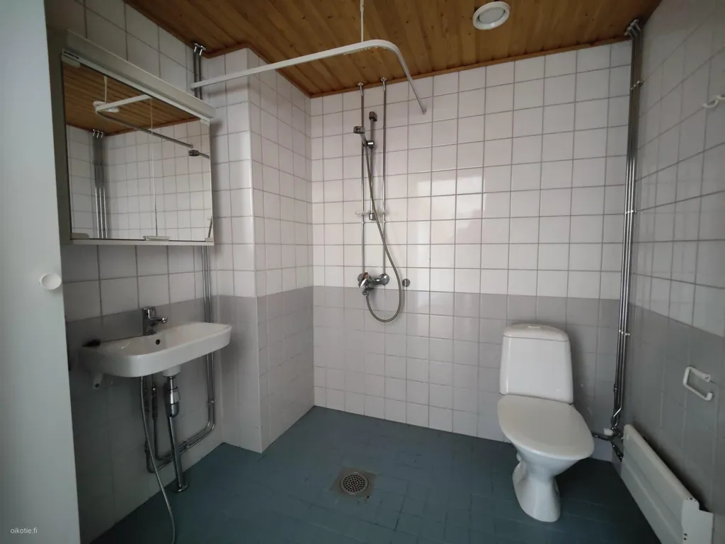 Badezimmer - 6-Storey Apartment with Balcony in Pakkala, Vantaa