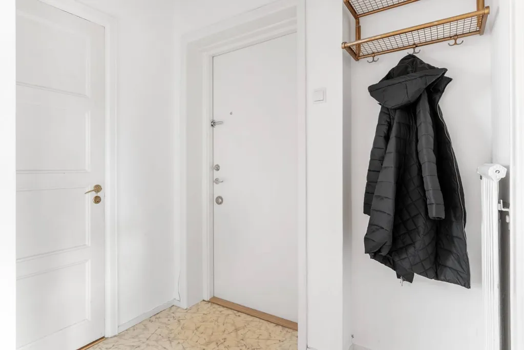 Entrée - Spacious Two-Bedroom Apartment with High Ceilings in Erikslund