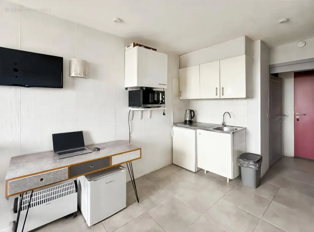 Köök - Studio with Pool in Cergy