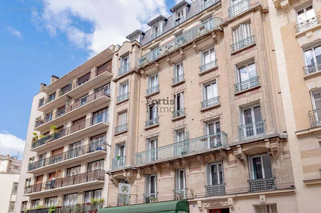 3-toaline maja asukohas Paris-13e