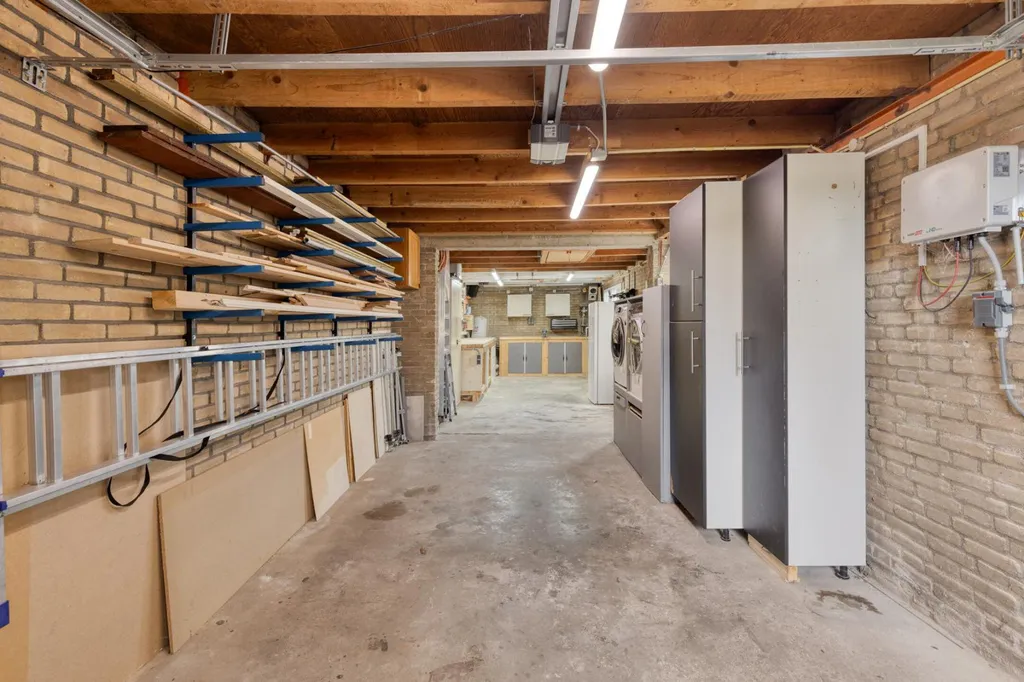 Garage - 2/1 Cap House with Double Garage in Wouw