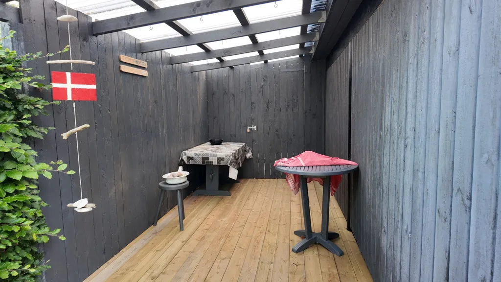 Terrazza - Well-Built Summerhouse with Garden in Skellet