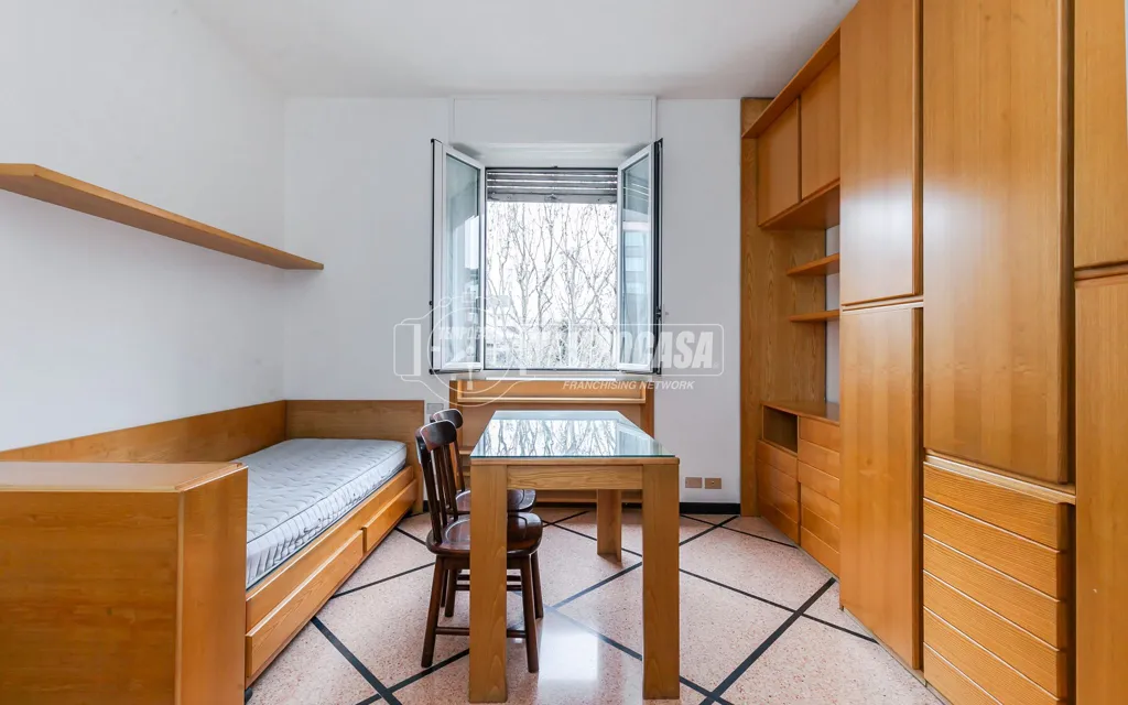 Bureau - Trilocale with Balcony in Milan's Isola