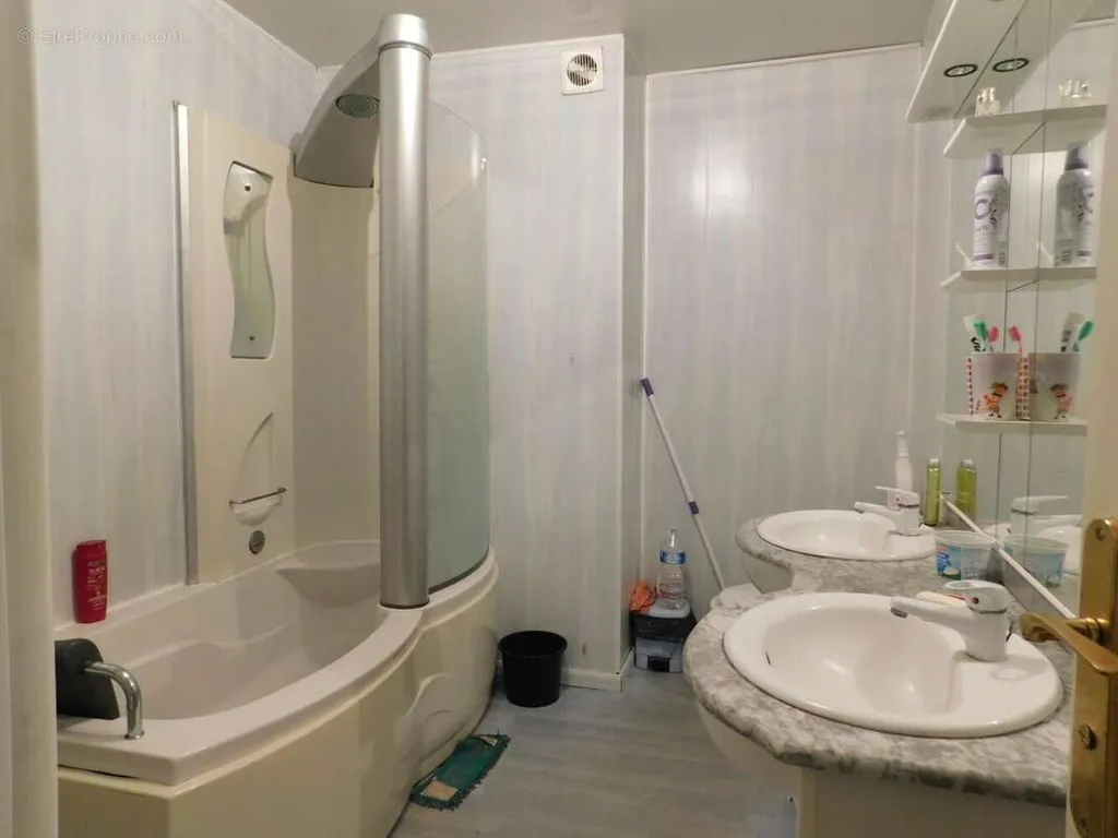 Salles de bain - Immeuble avec 2 Logements à Rambervillers
