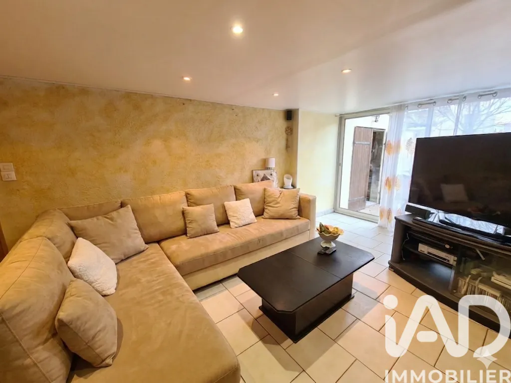 Living Room - Traditional House with Balcony in Le Pontet